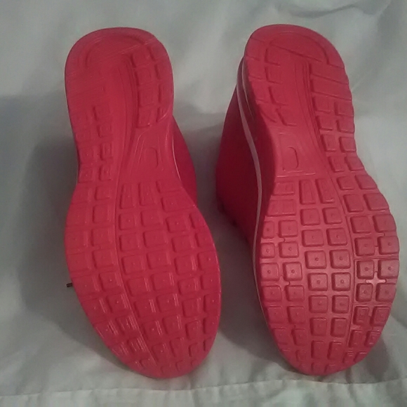 Running Shoes - Picture 3 of 4